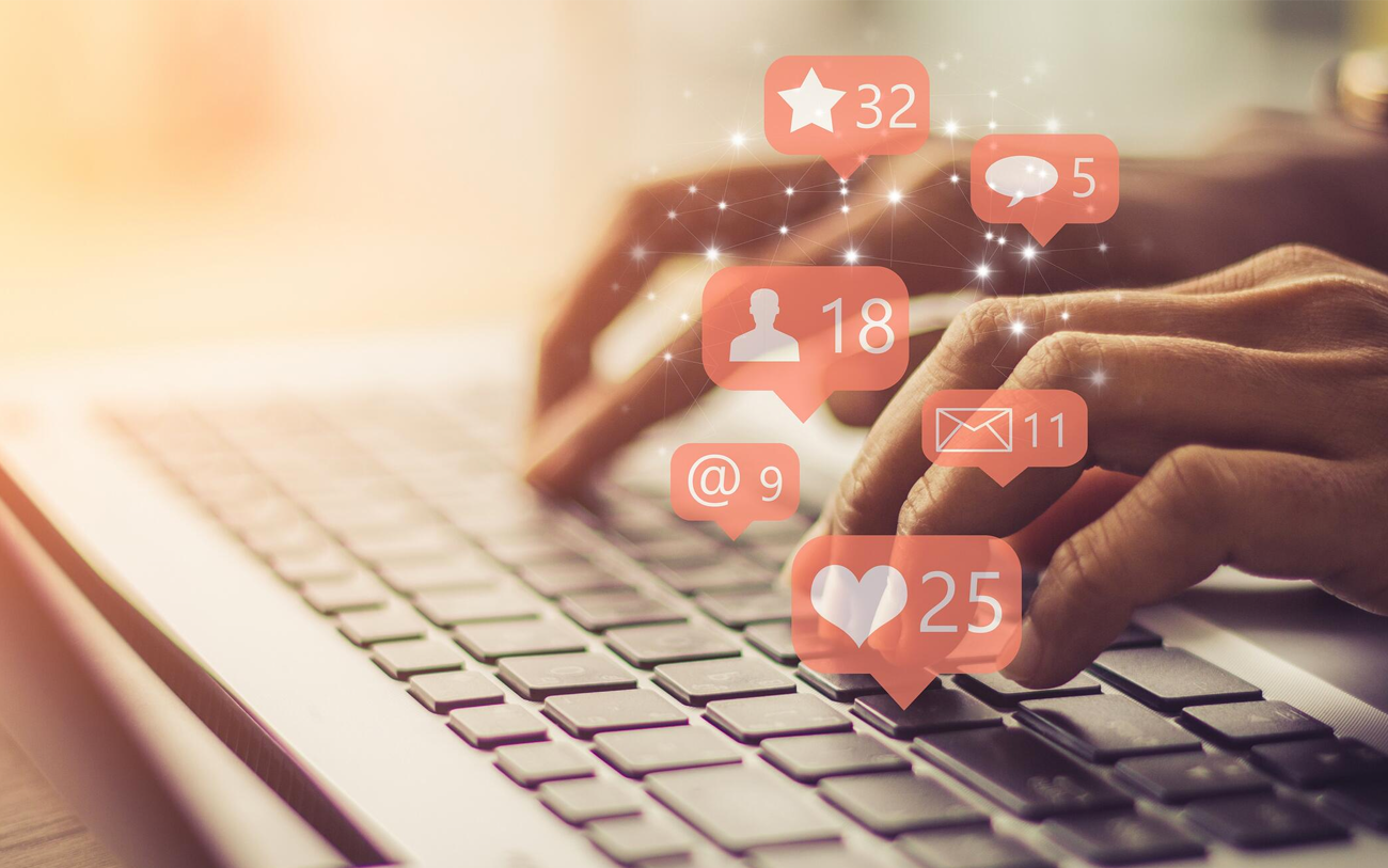 marketing digital crecimiento en redes sociales email marketing persona escribiendo en computador